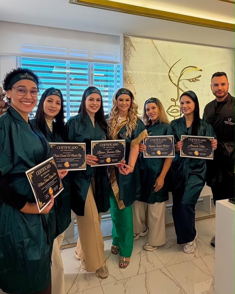 Dra. Gisele Freitas e equipe na clínica